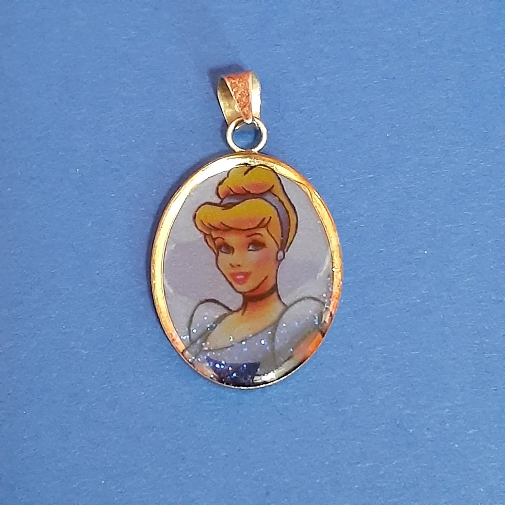DISNEY CINDERELLA PENDANT SILVER TONE KIDS FASHION JEWELRY COLLECTABLE GIFT